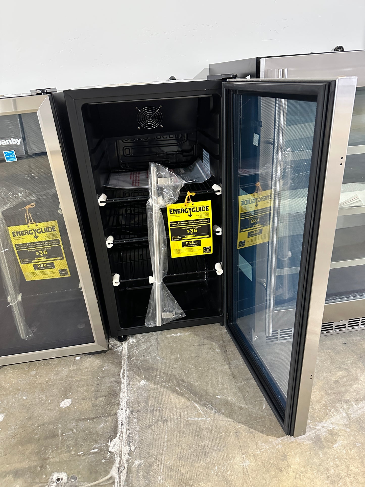 NEW 3.1 CU FT BEVERAGE CENTER MINI FRIDGE MODEL: DBC117A2BSSDD-6 REF13776S