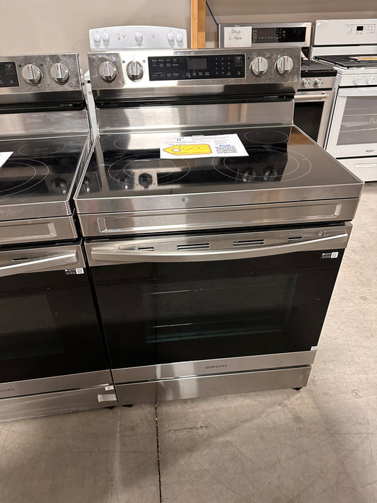 GENTLY USED SAMSUNG ELECTRIC RANGE MODEL: NE63A6511SS RAG11930