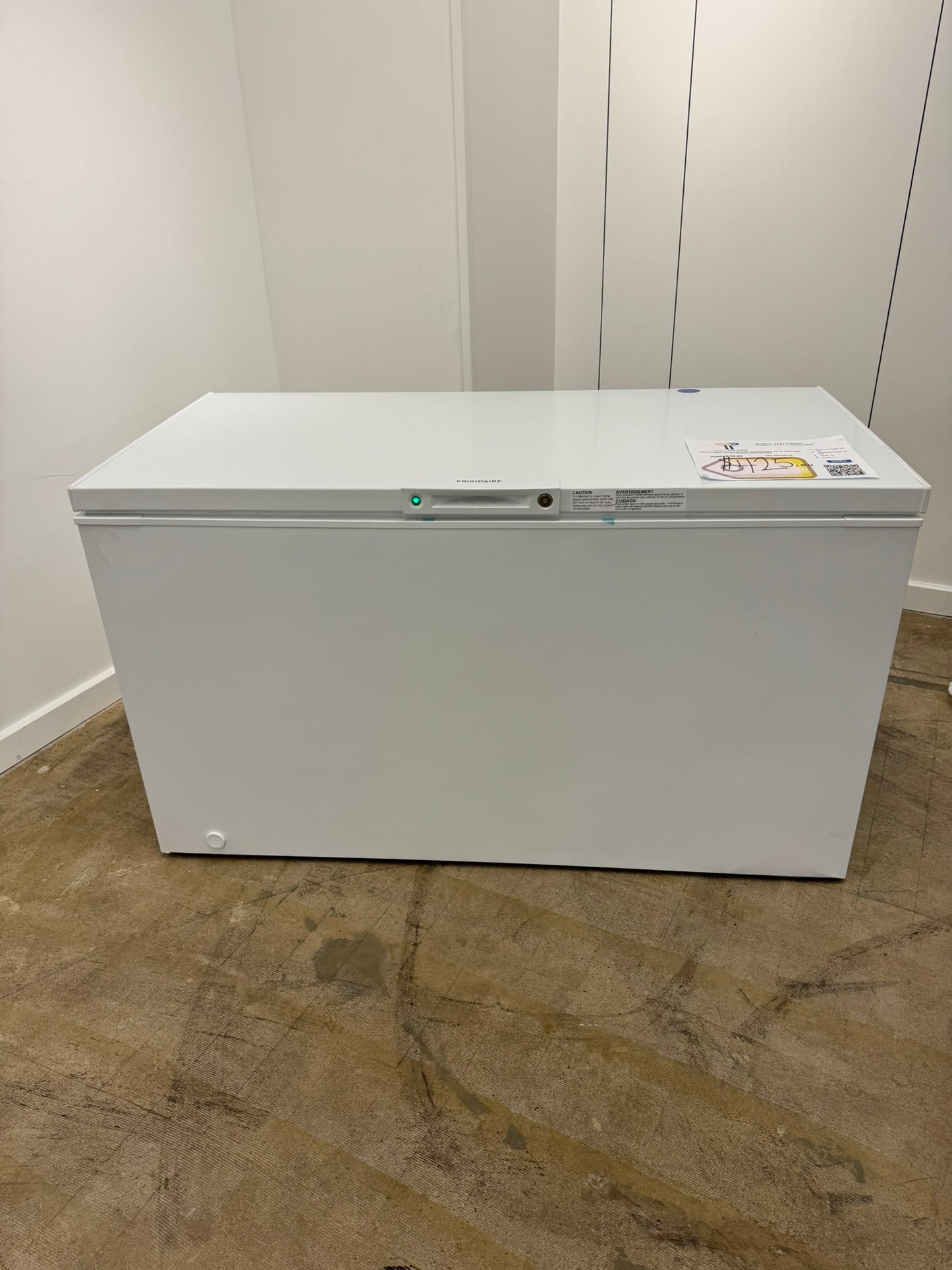 BRAND NEW! Frigidaire 14.8 Cu Ft Chest Freezer  MODEL: FFCL1542AW  FRZ10011R