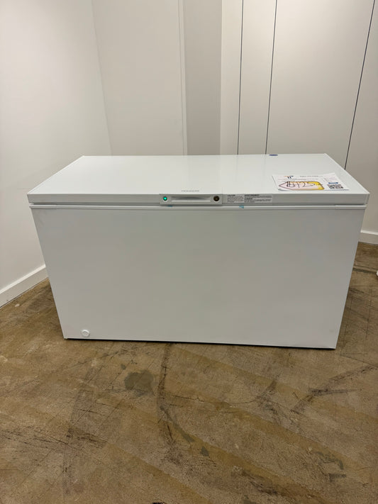 BRAND NEW! Frigidaire 14.8 Cu Ft Chest Freezer  MODEL: FFCL1542AW  FRZ10011R