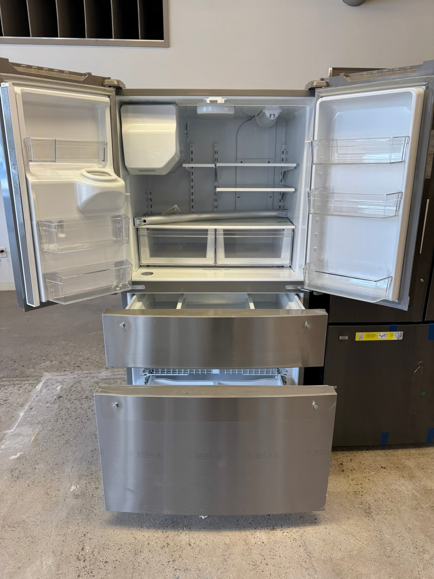 NEW Whirlpool 36-Inch Wide French Door Bottom Mount Refrigerator  MODEL: WRMF3636RZ  REF10333R