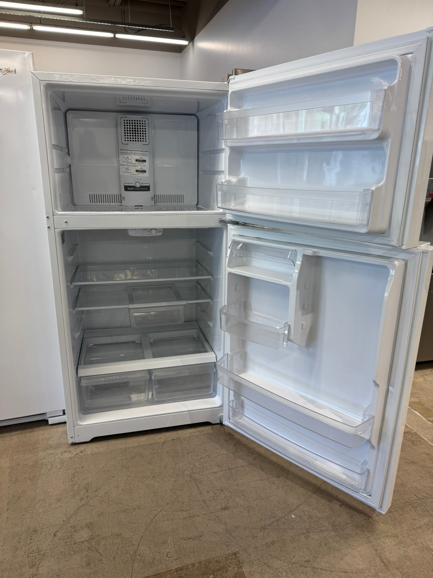 GE 21.9 cu ft Top Freezer Refrigerator  MODEL: GTS22KGNRWW  REF10408R