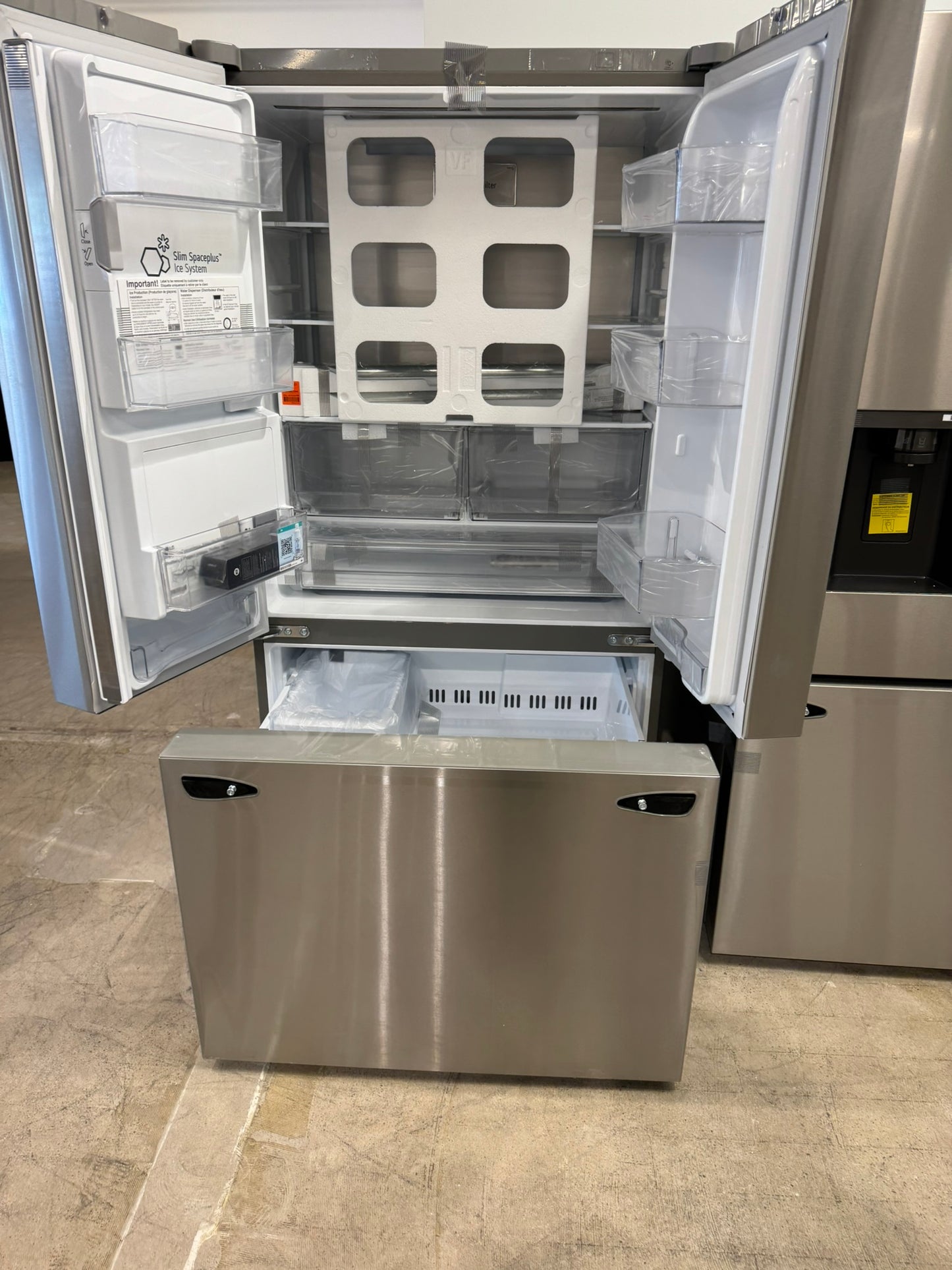 BEAUTIFUL NEW LG COUNTER-DEPTH MAX FRENCH DOOR REFRIGERATOR MODEL: LRFXC2606S  REF10370R