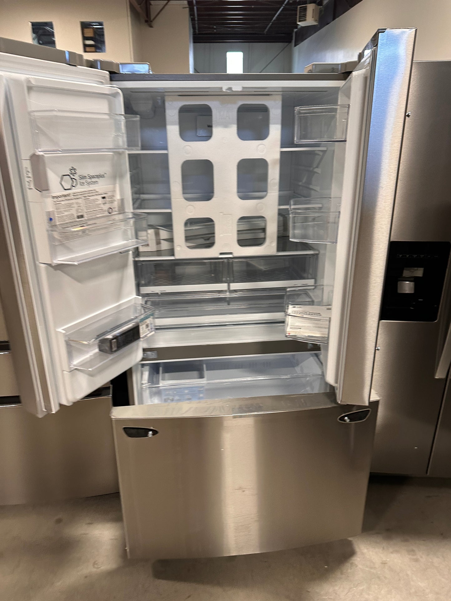 LG - 27.7 Cu. Ft. Refrigerator with External Ice and Water  MODEL: LRFS28XBS REF13581