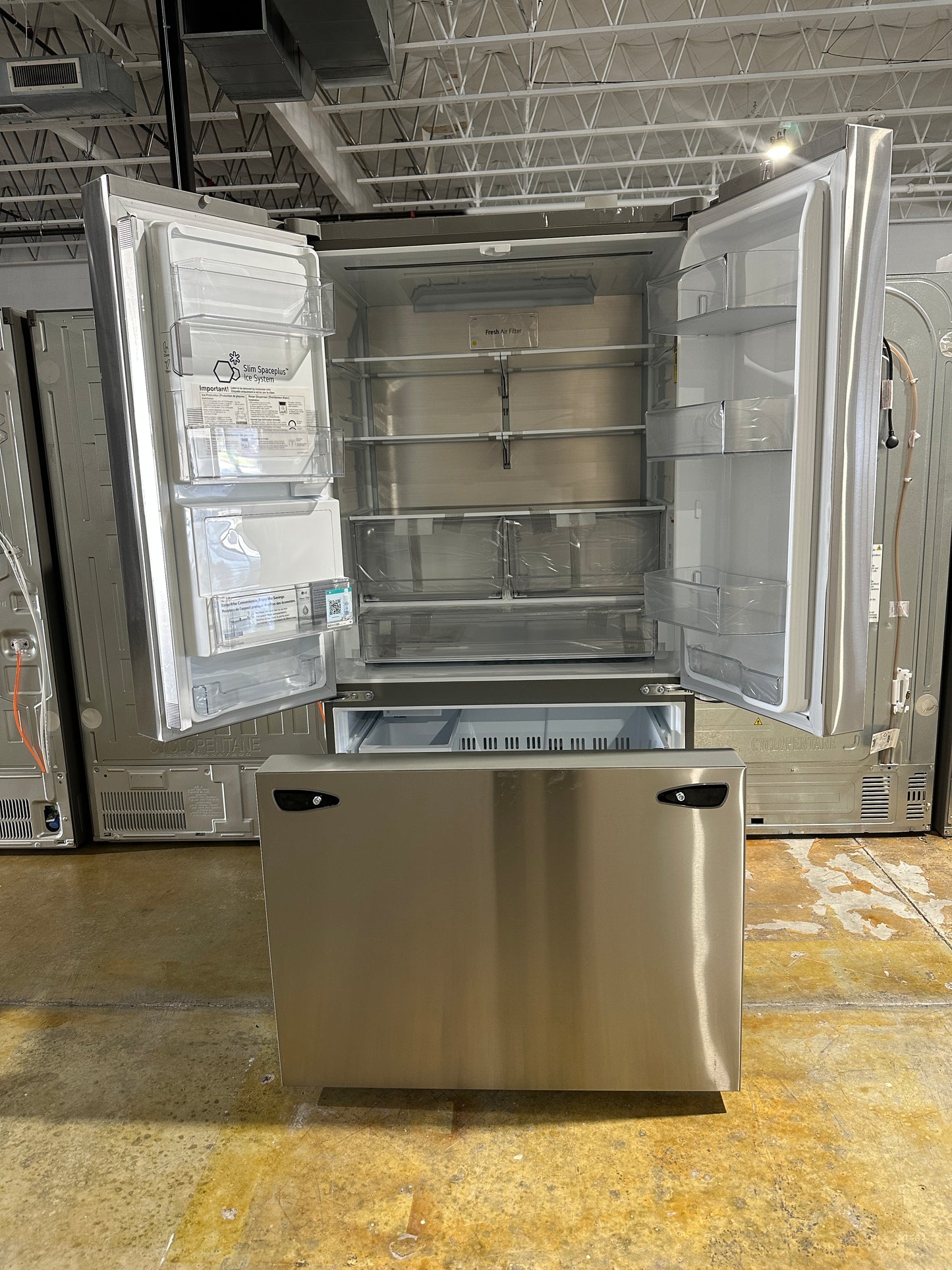 NEW COUNTER DEPTH SMART REFRIGERATOR with DUAL ICE MAKER MODEL: LRFXC2606S  REF13947S