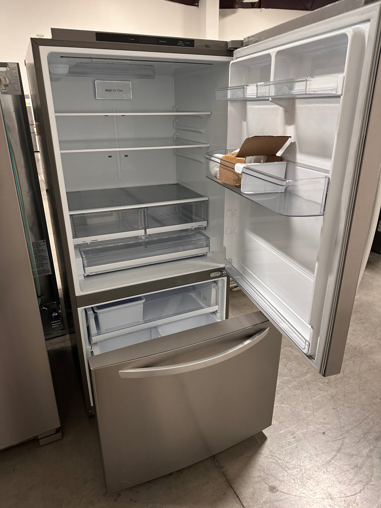 GREAT NEW LG BOTTOM FREEZER REFRIGERATOR Model: LRDCS2603S REF13415