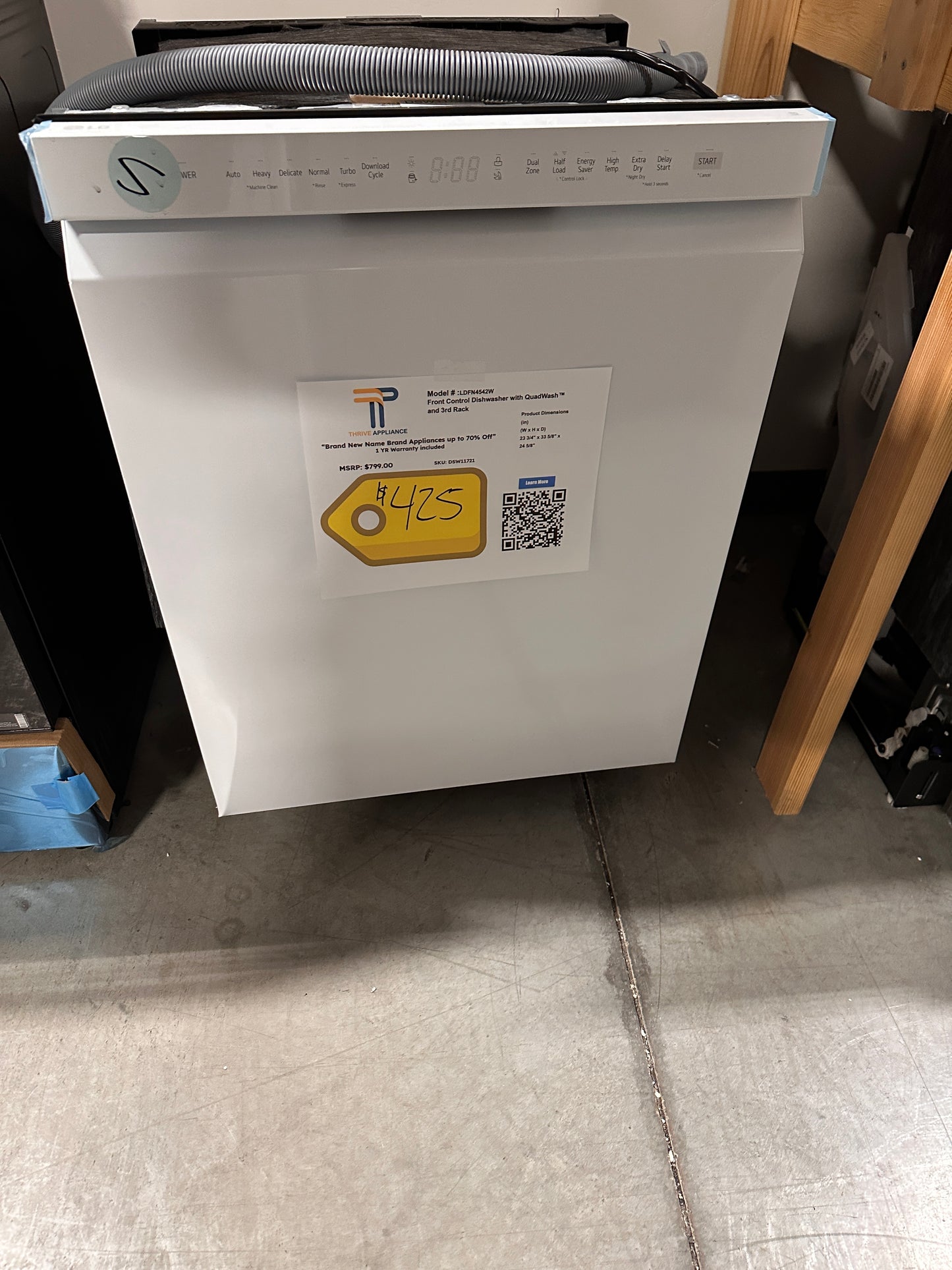GREAT NEW WHITE LG FRONT CONTROL DISHWASHER Model: LDFN4542W DSW11721