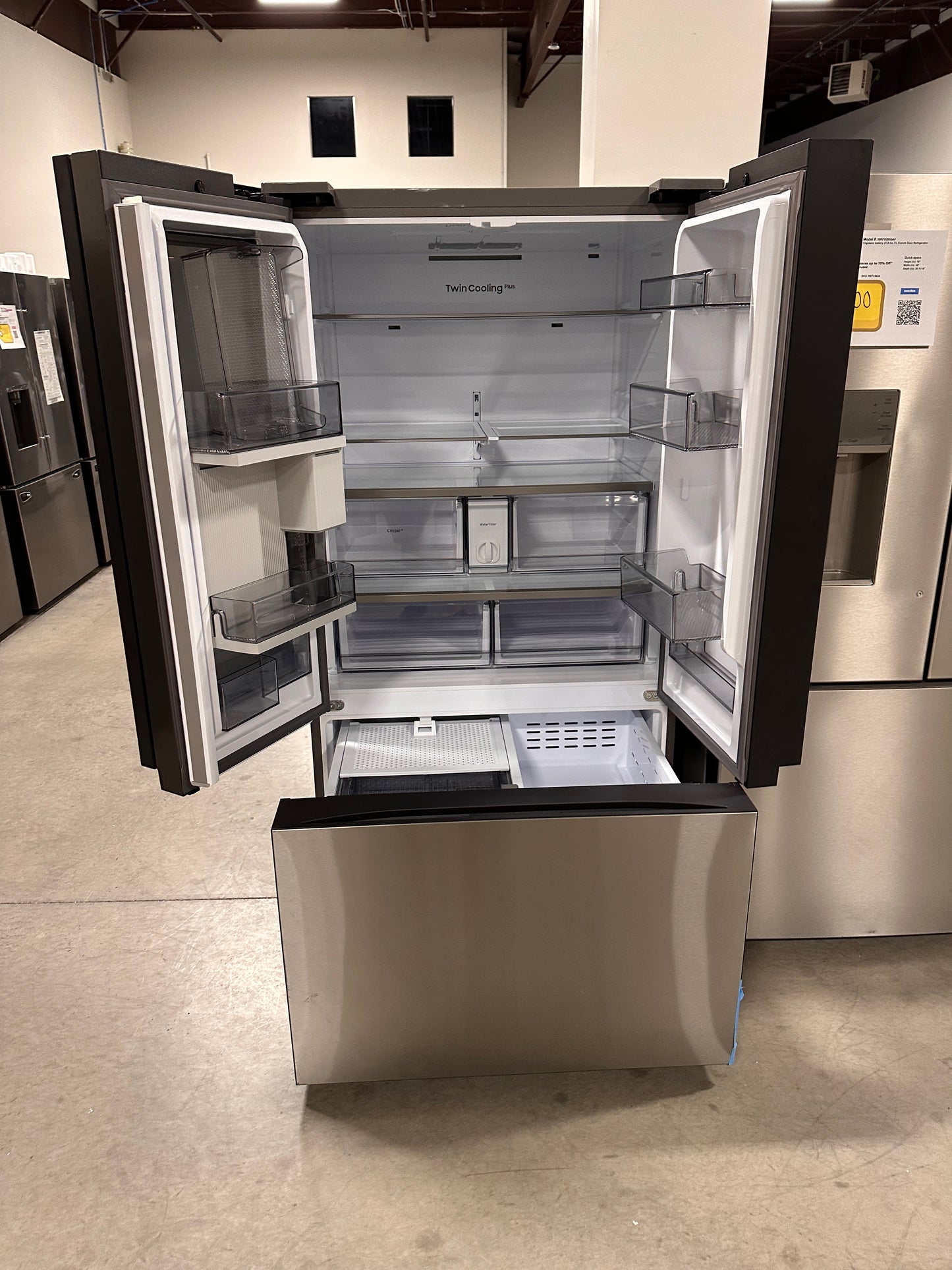 BEAUTIFUL BRAND NEW SAMSUNG BESPOKE REFRIGERATOR with BEVERAGE CENTER Model: RF30BB6600QL REF13628