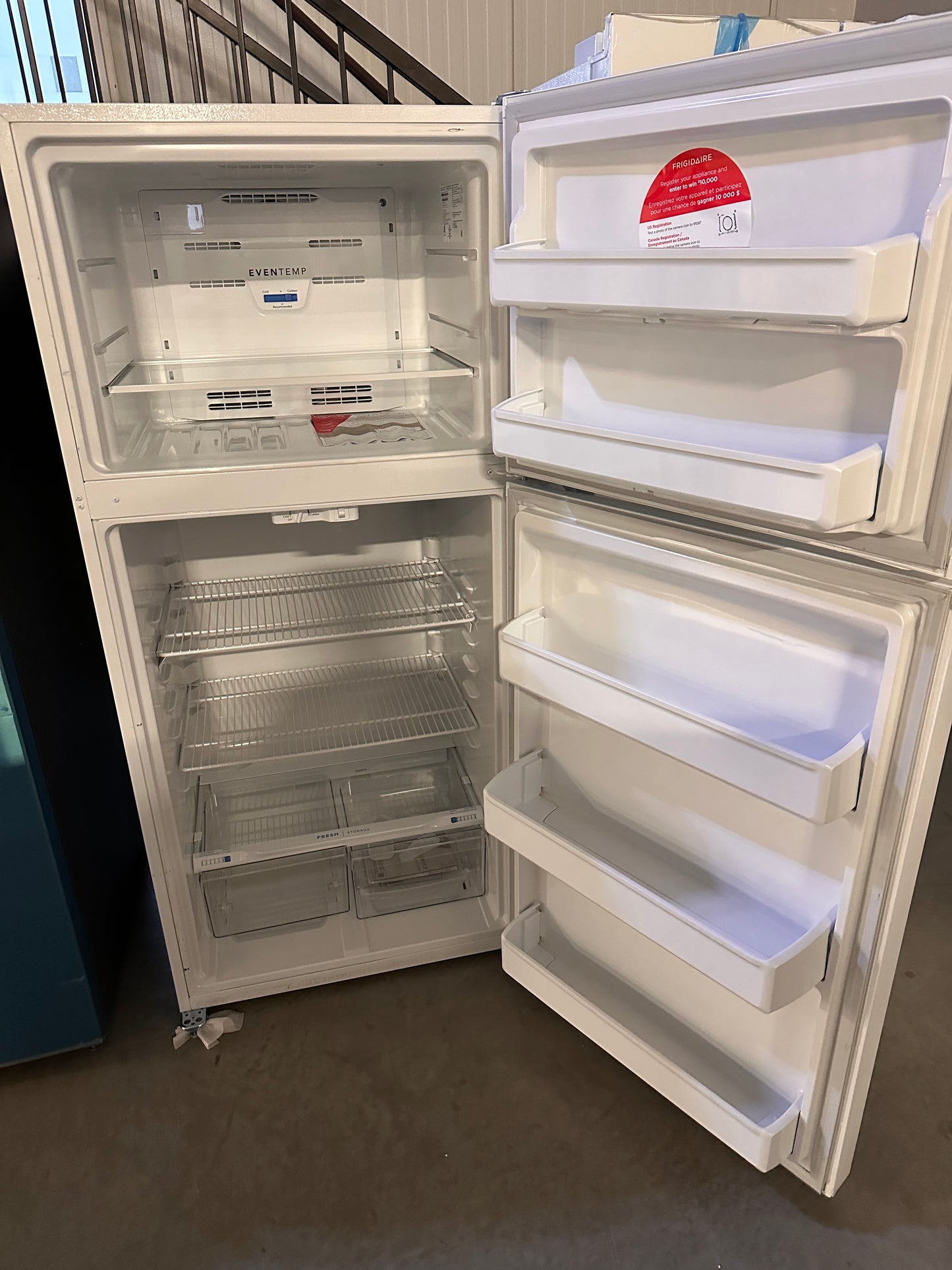 GREAT NEW FRIGIDAIRE TOP FREEZER FRIDGE Model: FFTR1835VW REF13631