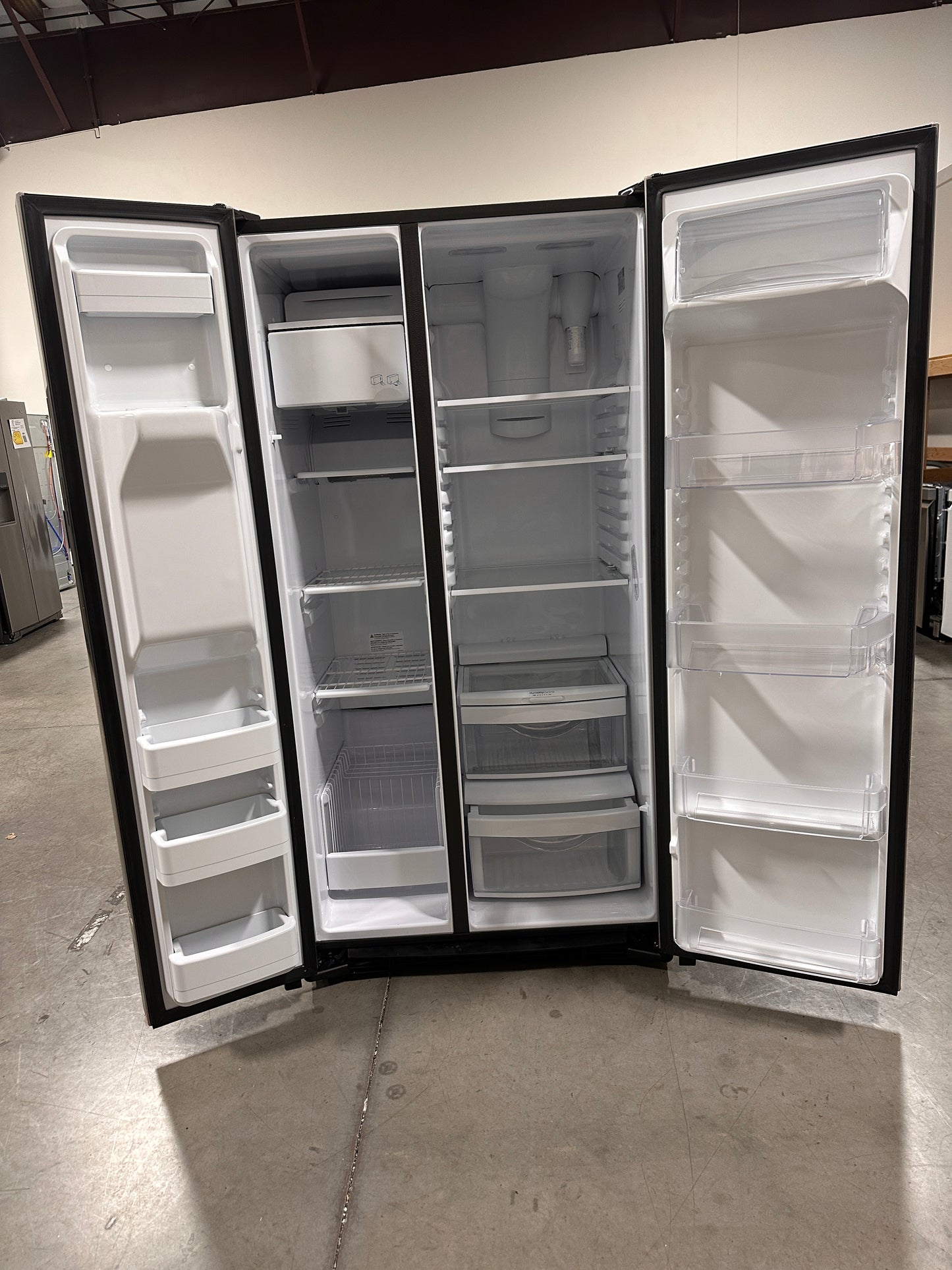 BRAND NEW GE 25.3 Cu. Ft. Side-By-Side Refrigerator Model: GSS25GYPFS REF13615