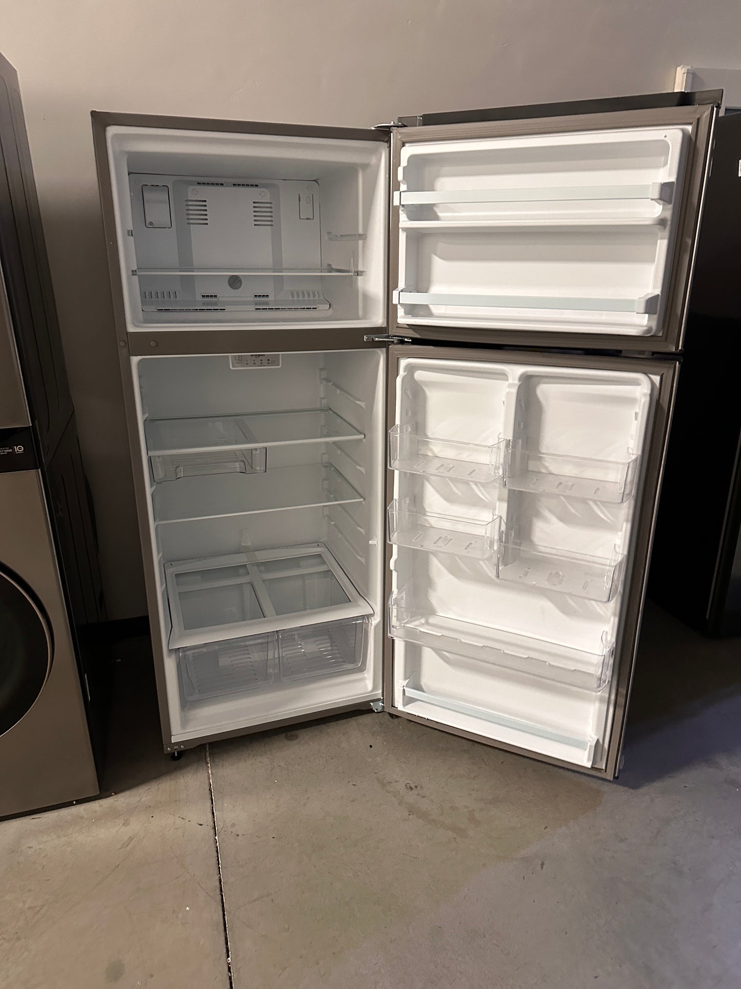 LOW PRICE HIGH QUALITY! Whirlpool 28 in. 17.6 Cu. Ft. Top Refrigerator MODEL: WRT518SZFM REF13682