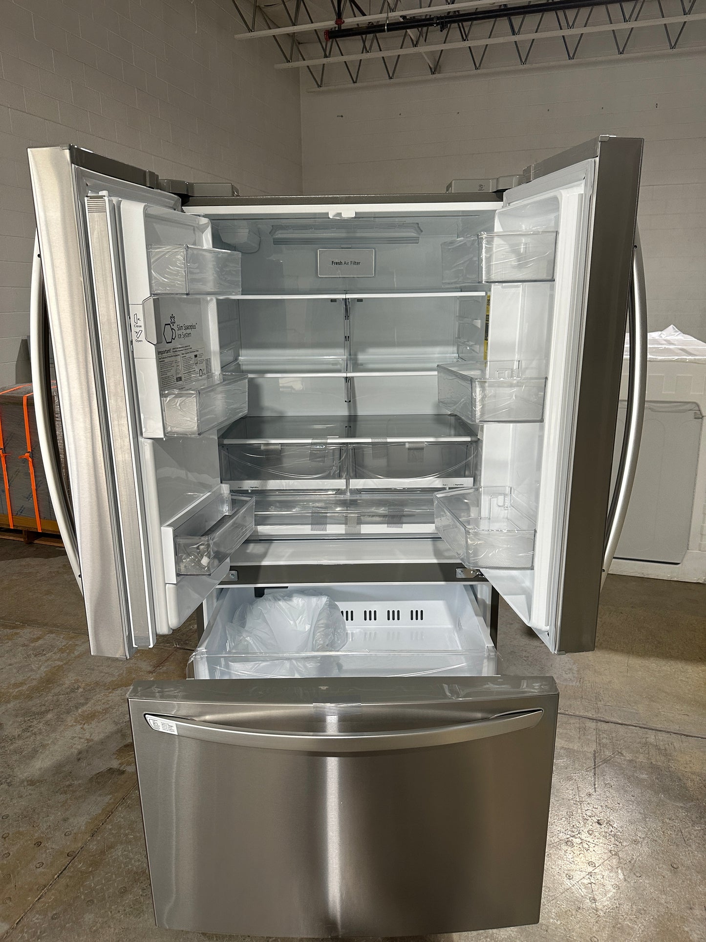 GORGEOUS NEW LG STAINLESS STEEL REFRIGERATOR Model:LFXS26973S  REF12170S