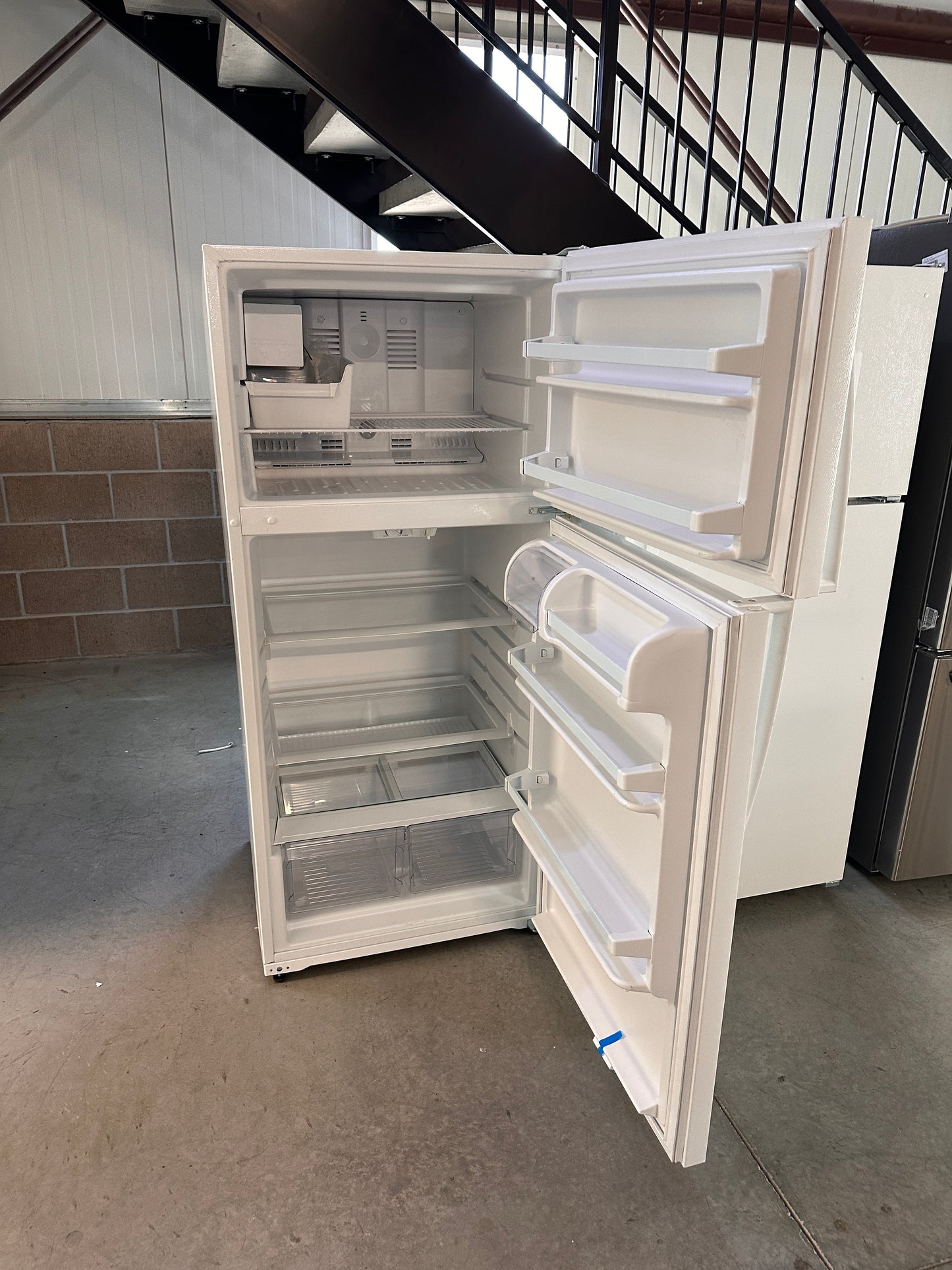 GREAT NEW WHIRLPOOL TOP FREEZER REFRIGERATOR MODEL: WRT314TFDW  REF13808
