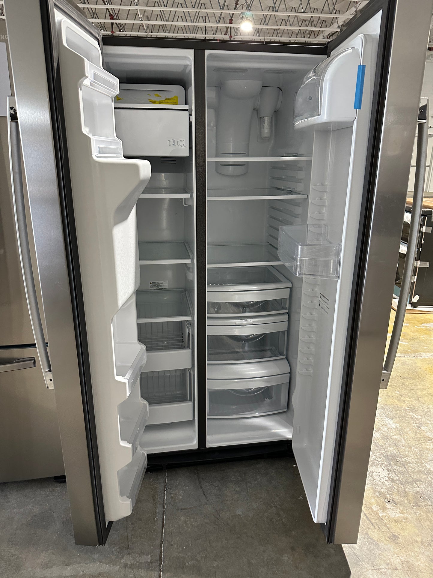 NEW GE STAINLESS STEEL REFRIGERATOR with EXTERNAL ICE AND WATER DISPENSER Model:GSS25IYNFS  REF12192S