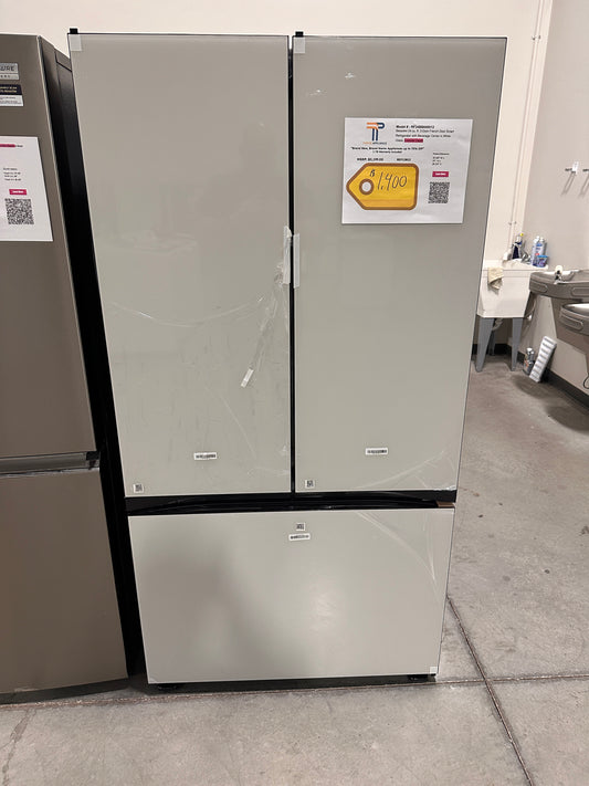 GREAT NEW SAMSUNG COUNTER-DEPTH BESPOKE WHITE REFRIGERATOR MODEL: RF24BB660012  REF13813
