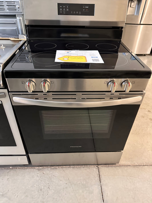 NEW! Frigidaire 30" Electric Range with Air Fry  MODEL: FCRE3083AS  RAG12015