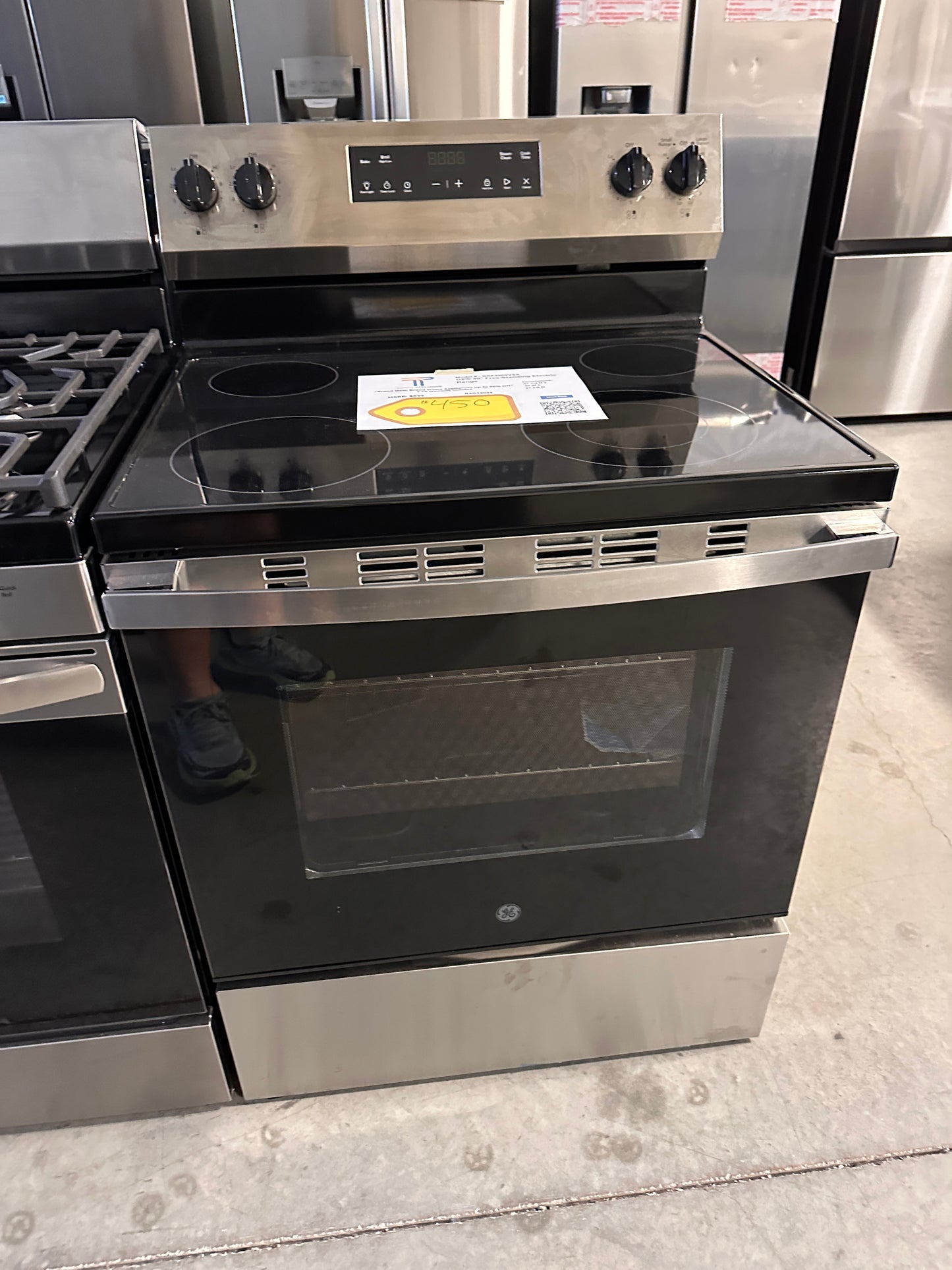 NEW! GE 30" Free-Standing Electric Range  MODEL: GRF400SVSS  RAG12031