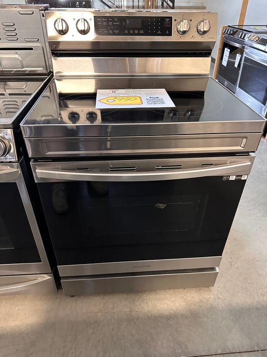 GREAT NEW SAMSUNG ELECTRIC RANGE Model:NE63A6511SS/AA  RAG11801