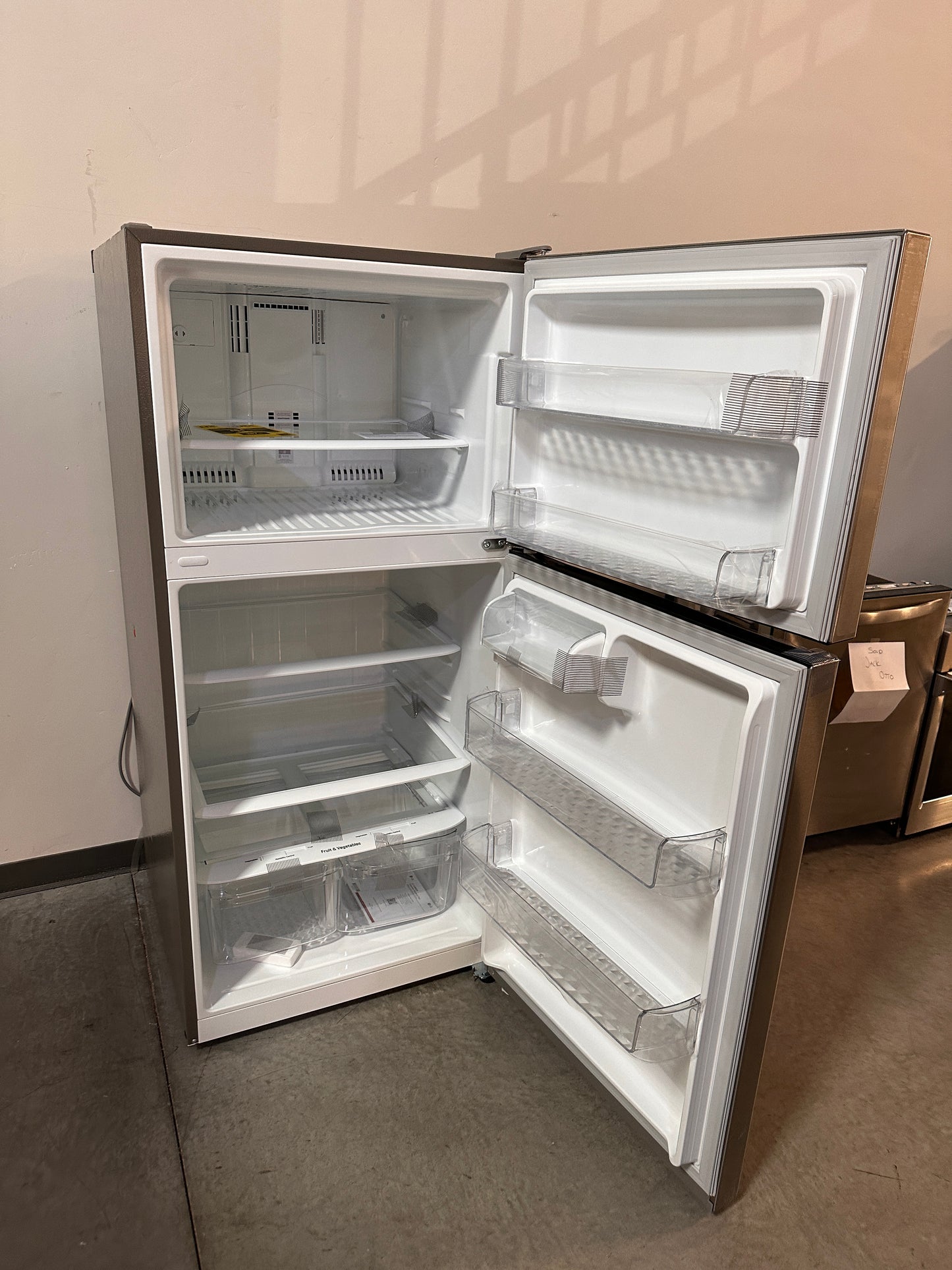 BRAND NEW! LG 20.2 Cu Ft Top Freezer Refrigerator  MODEL: LTCS20020S  REF13943