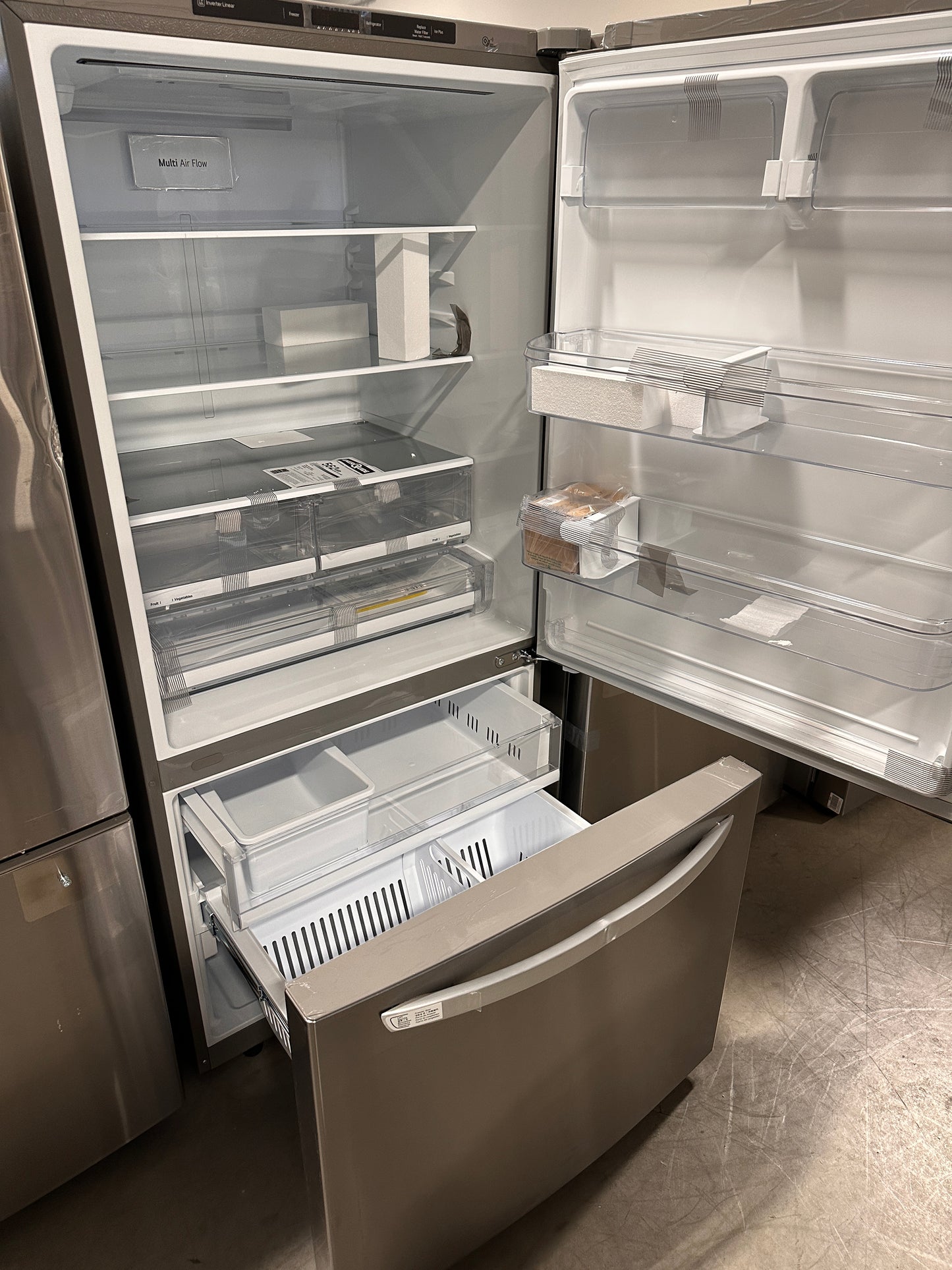 BOTTOM FREEZER BEAUTIFUL NEW REFRIGERATOR Model:LRDCS2603S  REF12954
