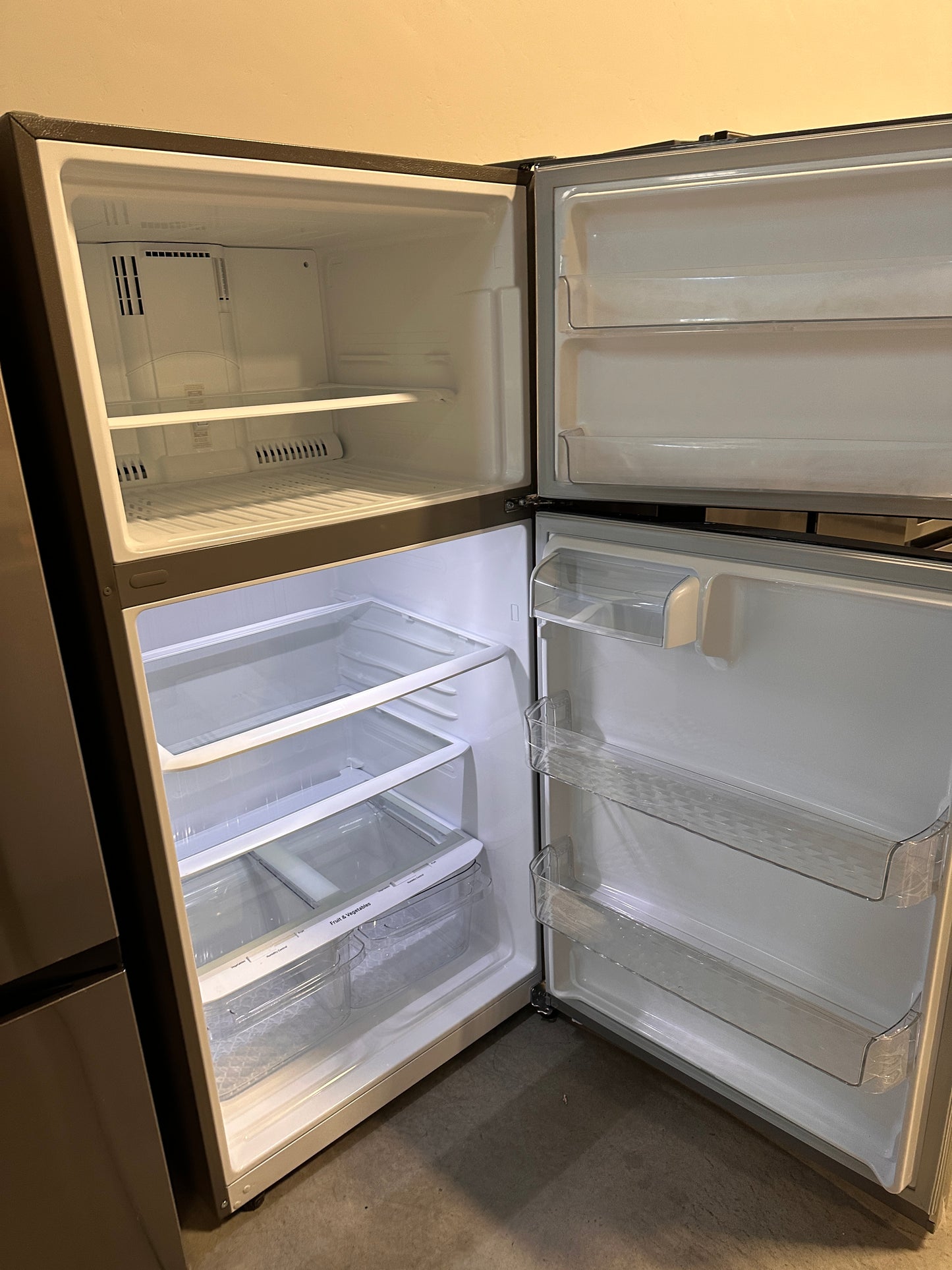 GORGEOUS MODEL! LG 24 cu. ft. Top Freezer Refrigerator  MODEL: LHTNS2403S  REF13980