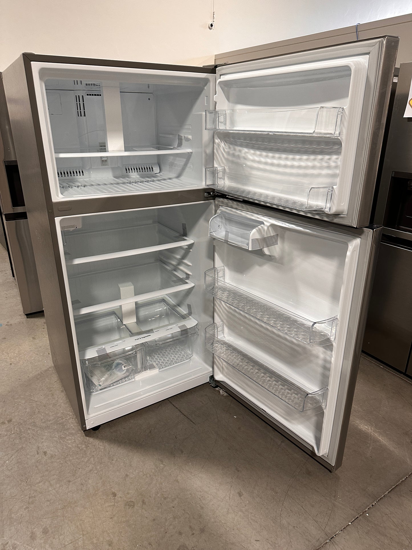 GREAT NEW STAINLESS STEEL TOP FREEZER REFRIGERATOR MODEL: LRTLS2403S  REF13018