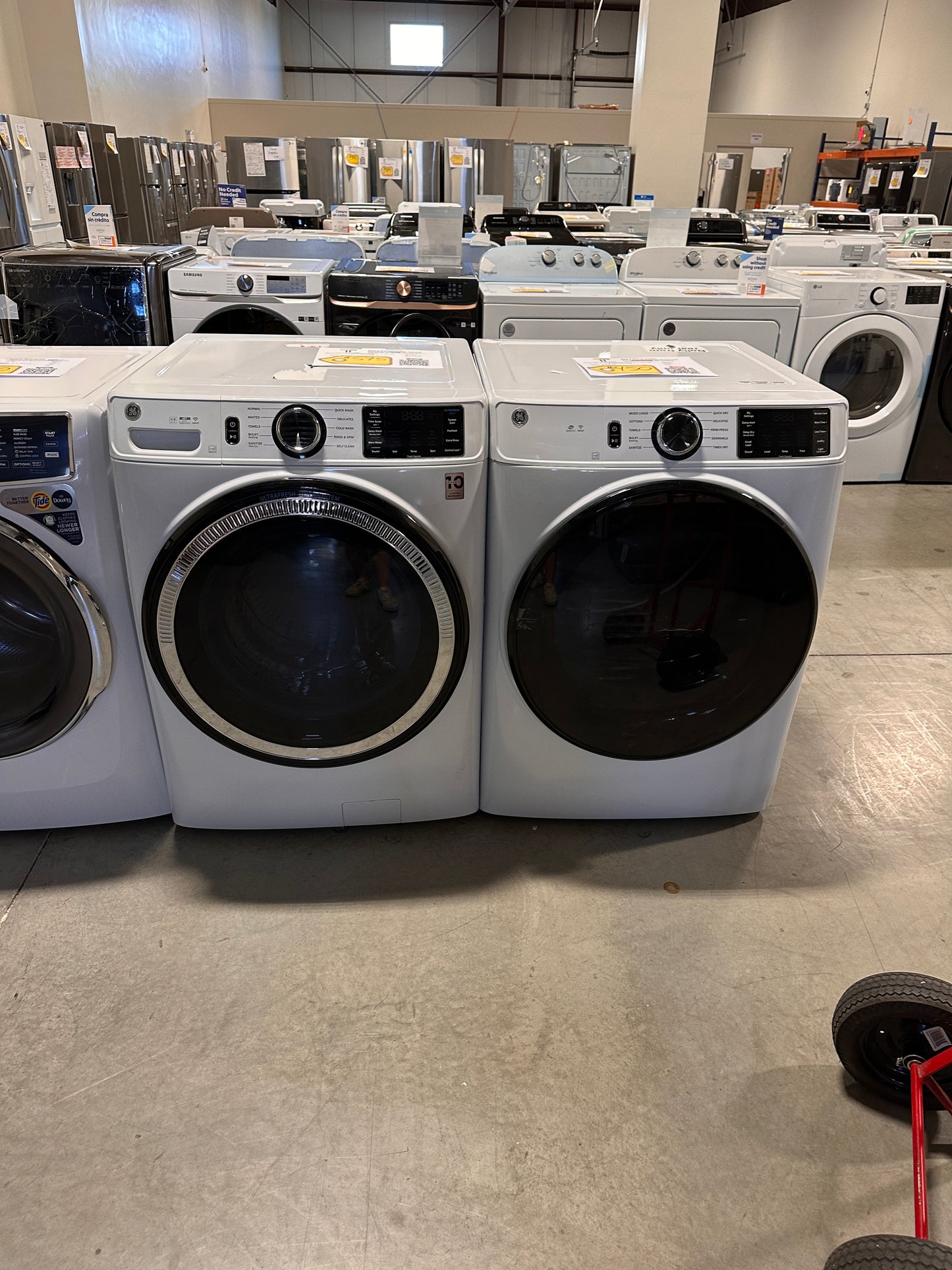 GORGEOUS NEW STACKABLE GE WASHER DRYER SET - WAS12904 DRY12366