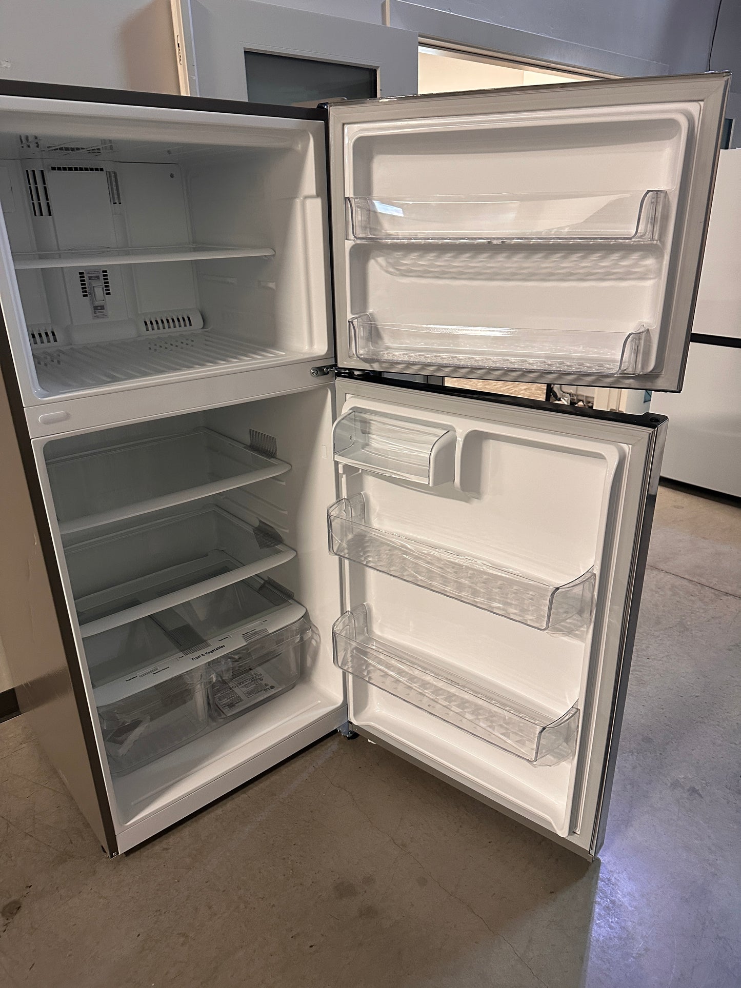 NEW! LG 20 Cu. Ft. Top Freezer Refrigerator  MODEL: LTCS20020S  REF13931