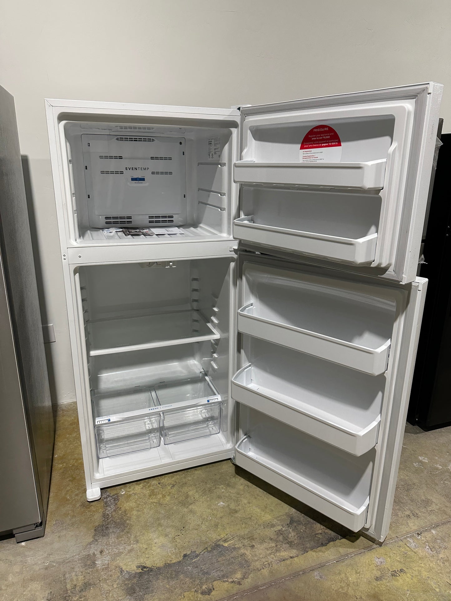 Frigidaire - 18.3 Cu. Ft. Top Freezer Refrigerator - White  MODEL: FFTR1814WW  REF12413S