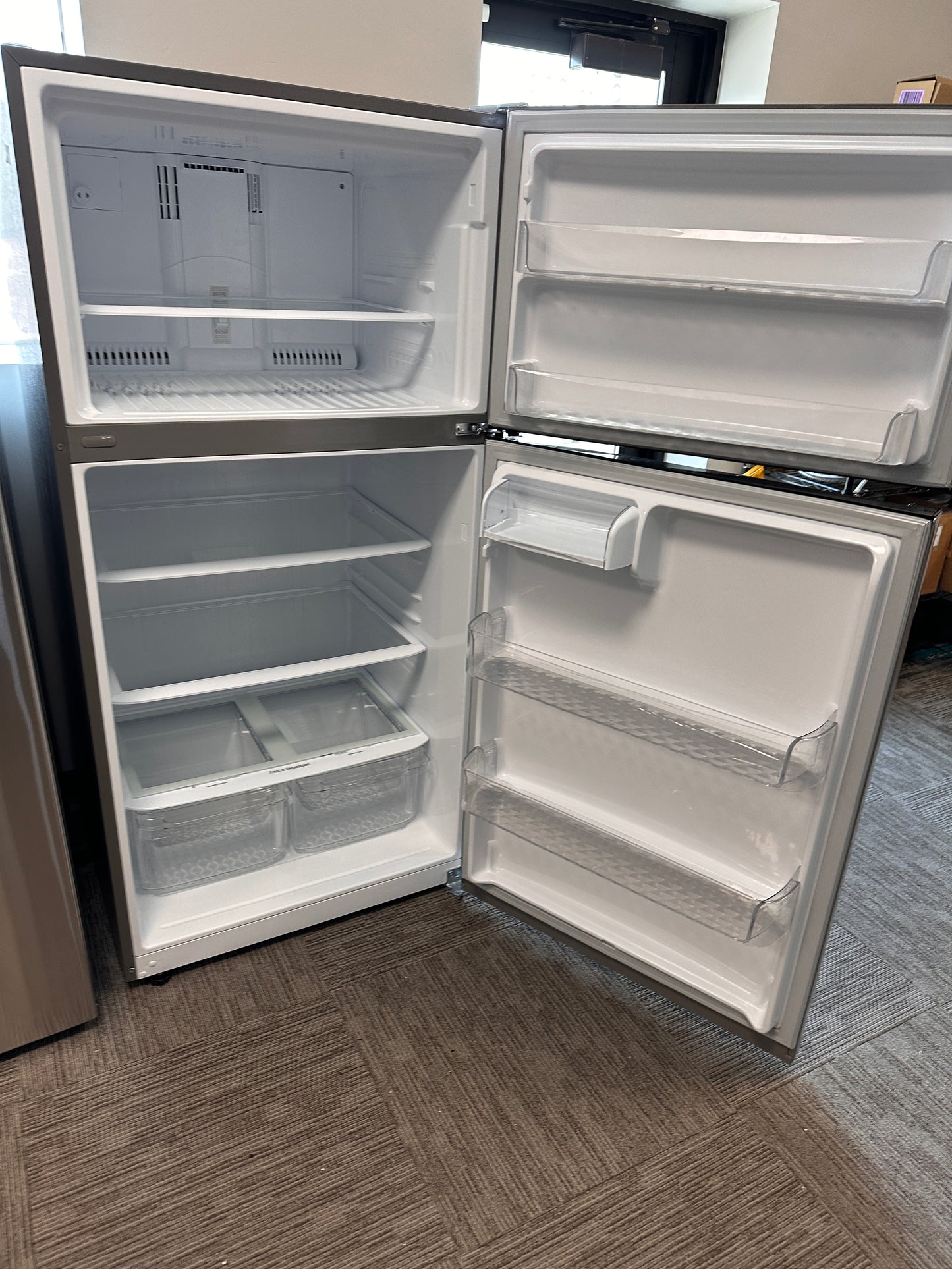 BEAUTIFUL BRAND NEW LG TOP FREEZER REFRIGERATOR MODEL: LHTNS2403S  REF14018