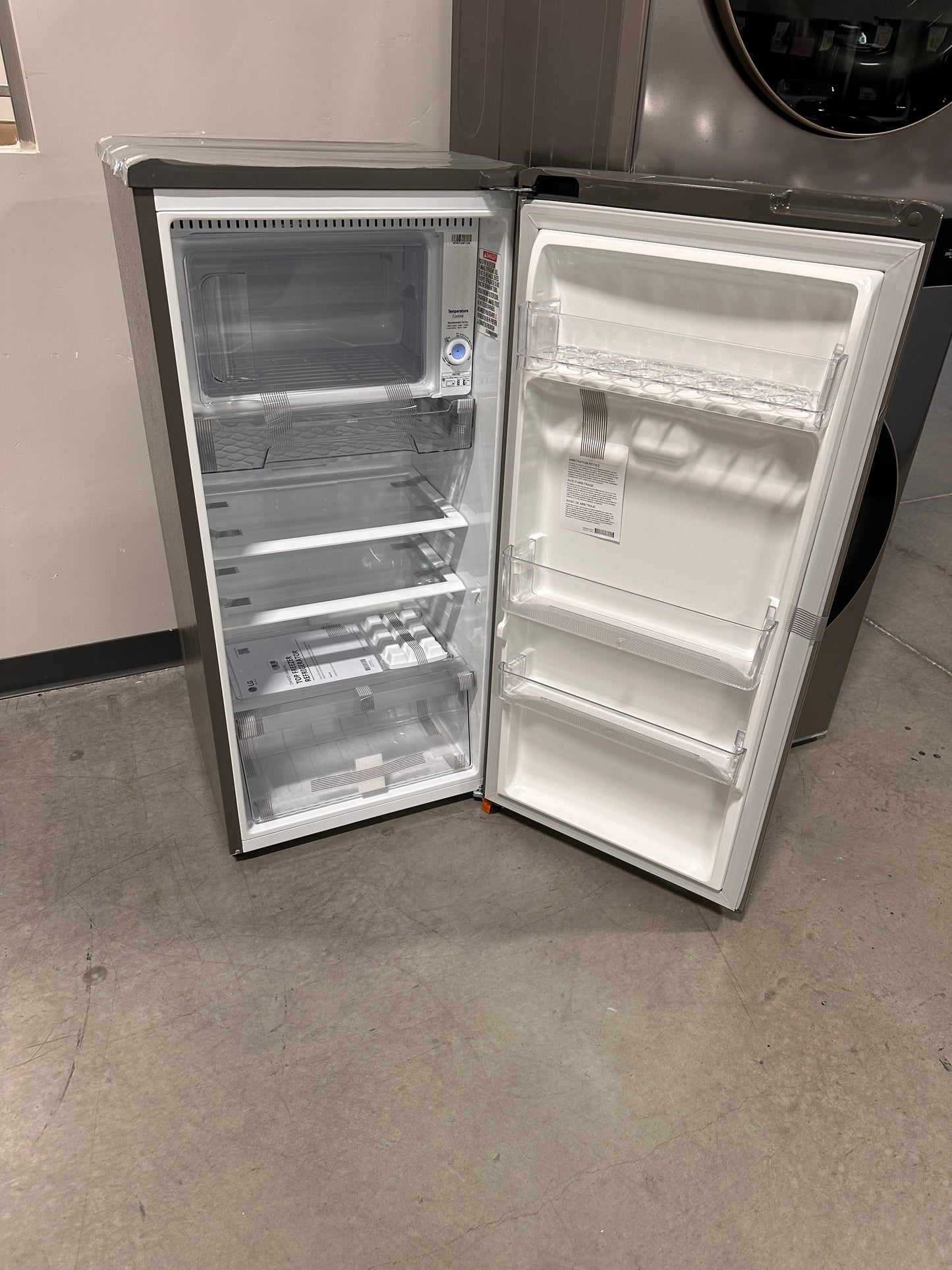 GREAT NEW LG 5.79 CU FT REFRIGERATOR MODEL: LRONC0605V  REF12956