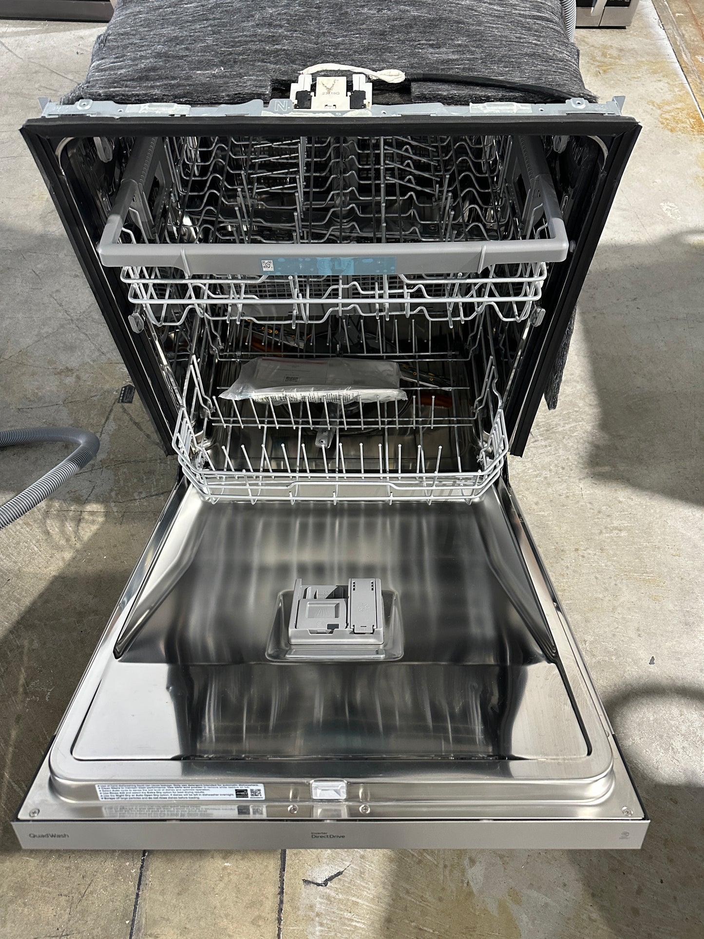 GORGEOUS NEW LG FRONT CONTROL DISHWASHER with QUADWASH MODEL: LDFN343LS DSW11404S
