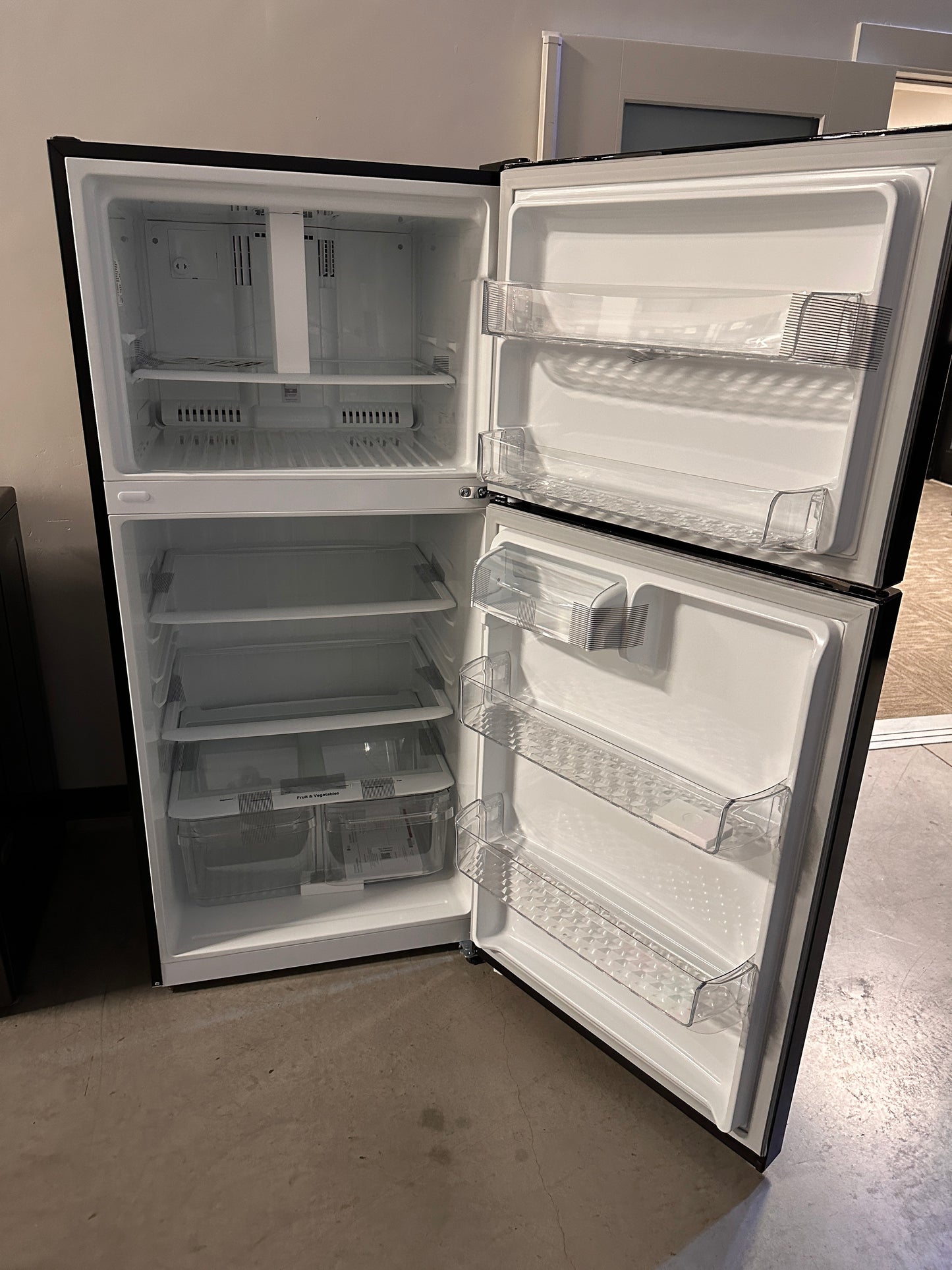 New LG - 20.2 Cu. Ft. Top-Freezer Refrigerator - Black  MODEL: LTCS20020B  REF13128