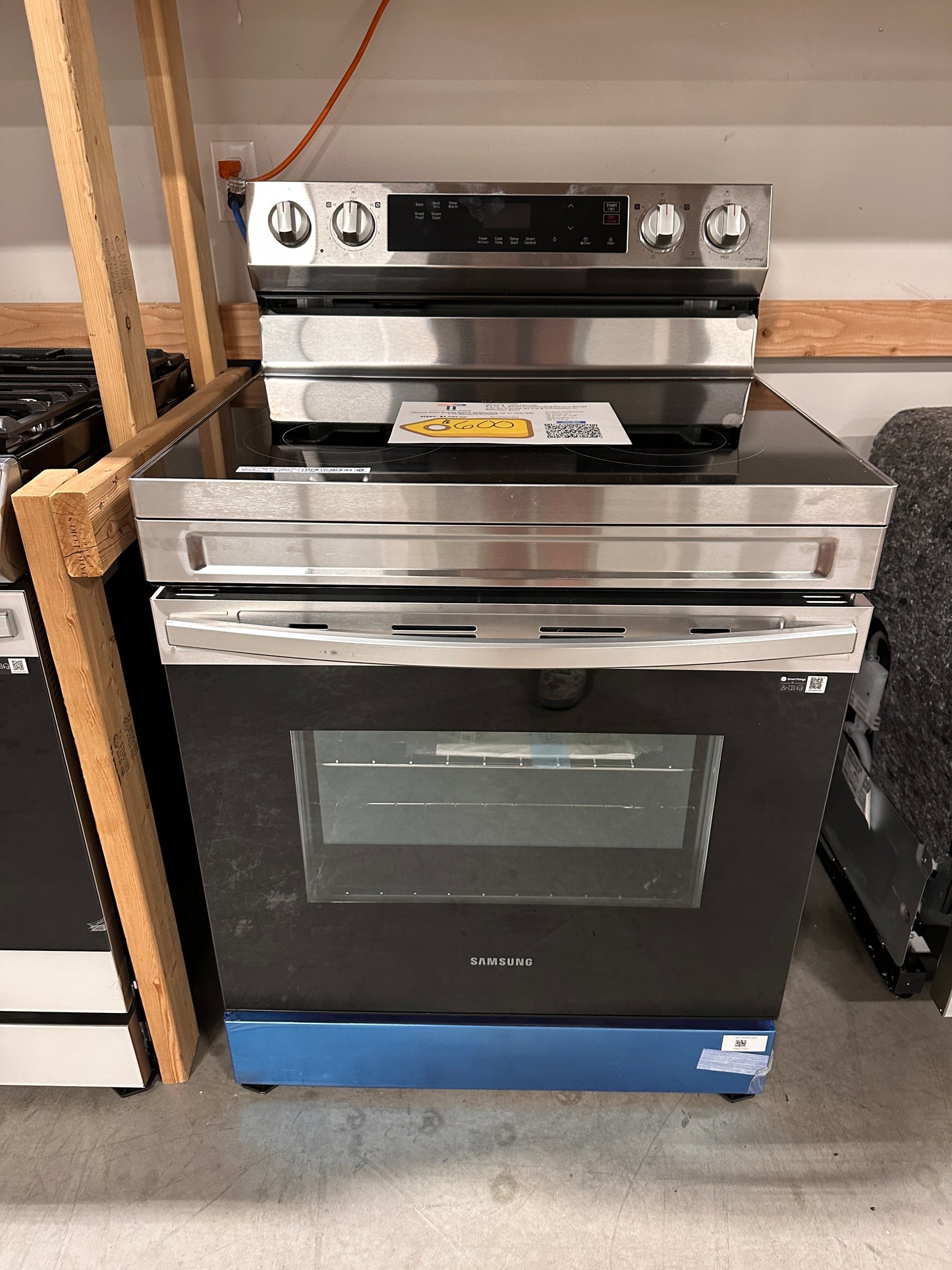 NEW SAMSUNG ELECTRIC RANGE with STEAM CLEAN MODEL:NE63A6111SS/AA  RAG11855