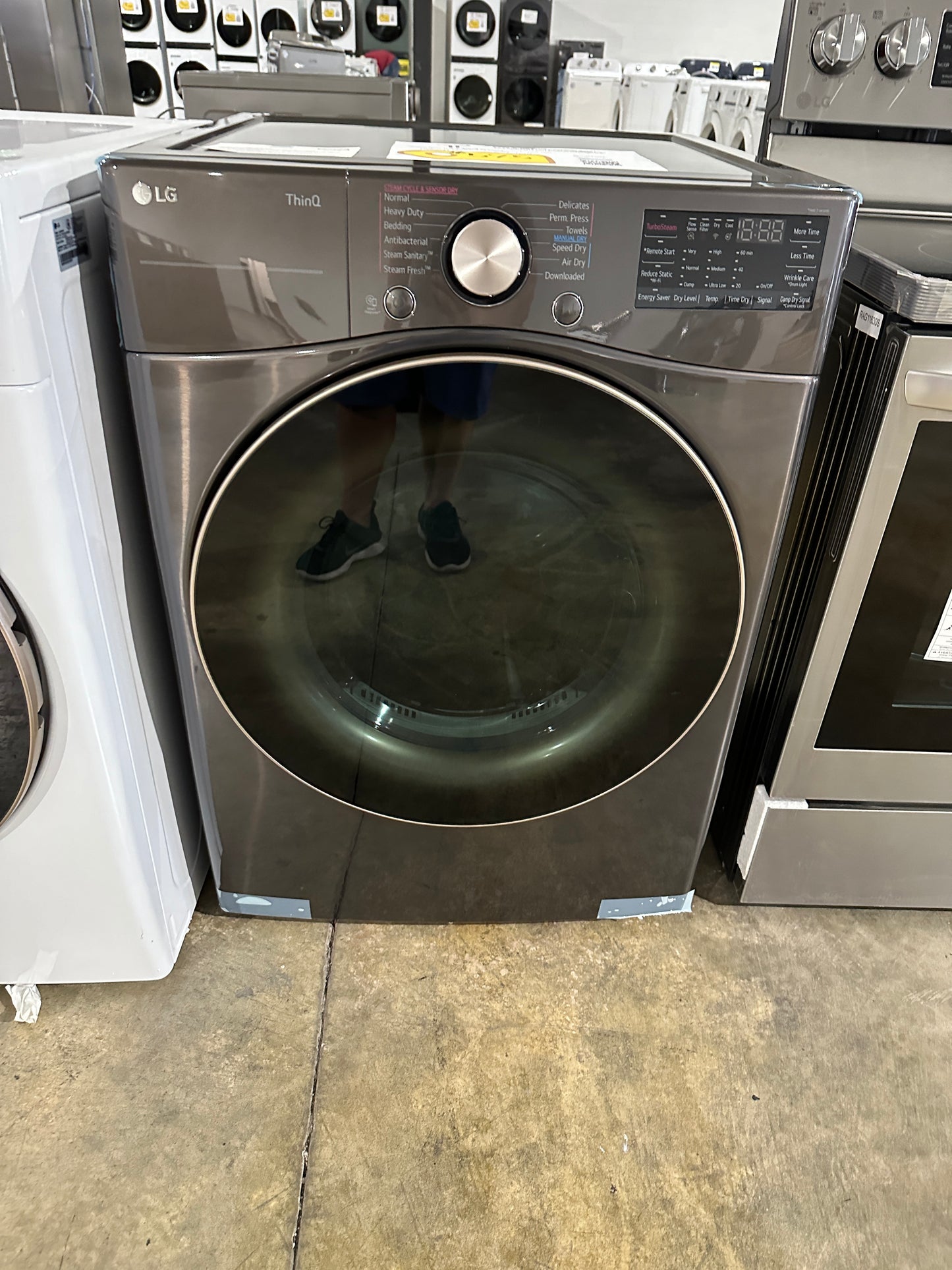 GORGEOUS GAS DRYER NEW LG SMART DRYER MODEL: DLGX4001B DRY12014S