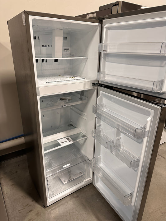 GREAT NEW PLATINUM SILVER LG REFRIGERATOR - REF12610