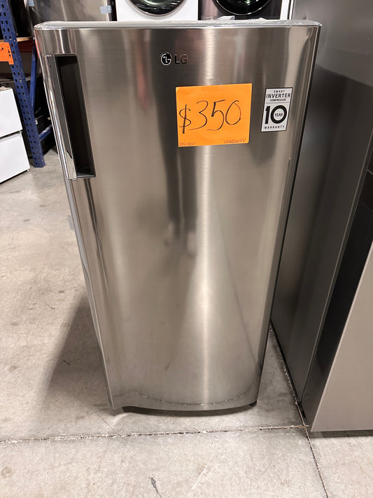 GREAT NEW LG 5.79 CU FT PLATINUM SILVER REFRIGERATOR - REF12614