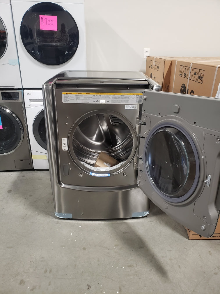 GREAT NEW LARGE CAPACITY ELECTRIC LG DRYER - DRY12103